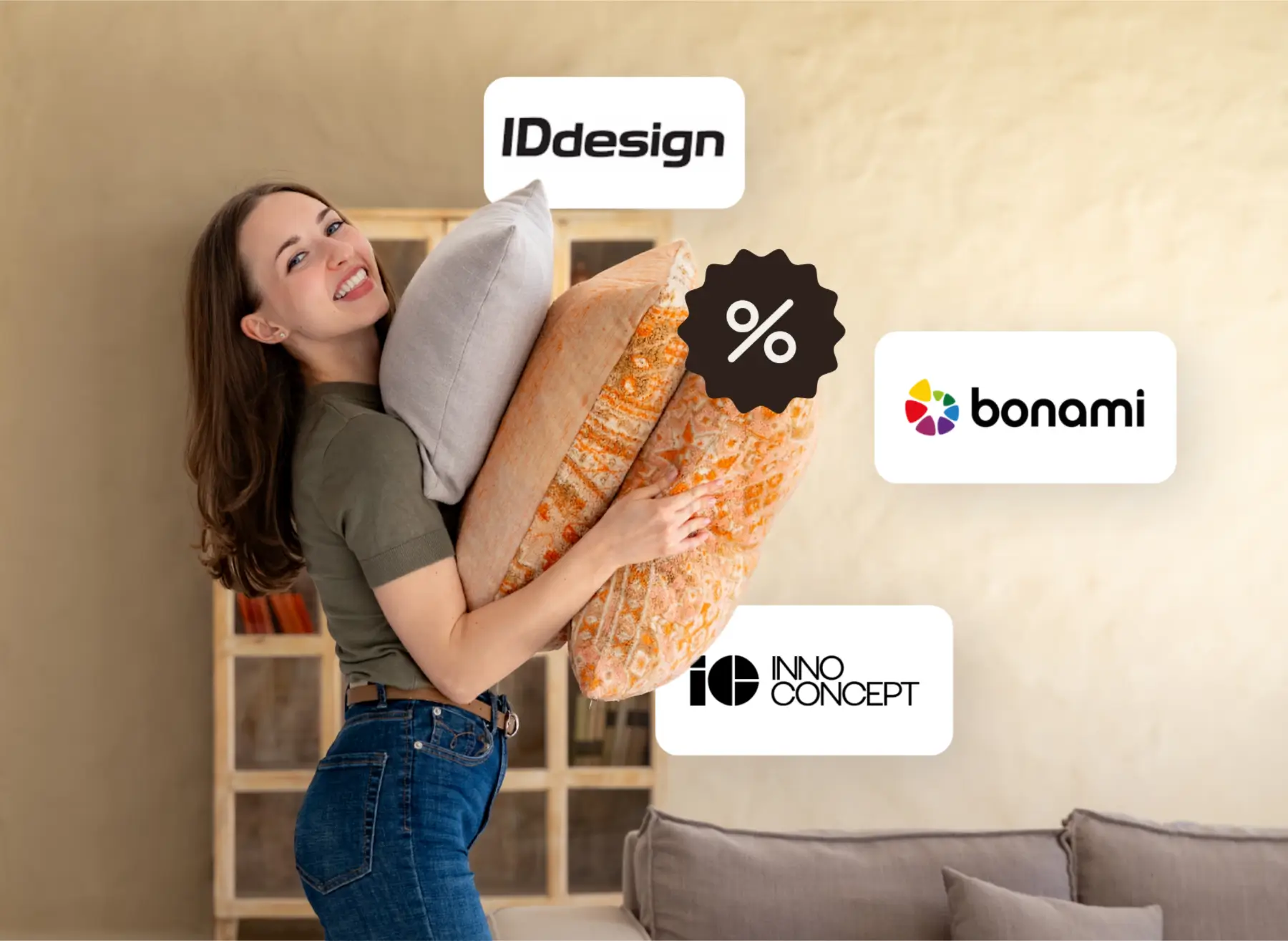 Nő párnákkal a kezében, mellette Homilla partner márkák logói és kedvezmény jelzés